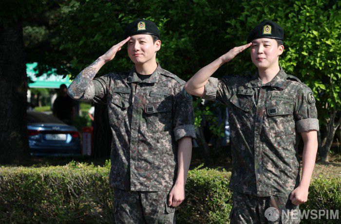[연천=뉴스핌] 김학선 기자 = 방탄소년단(BTS)의 지민과 정국이 11일 오전 경기도 연천군 연천공설운동장에서 군 복무를 마치고 전역 인사를 하고 있다. 2025.06.11 yooksa@newspim.com