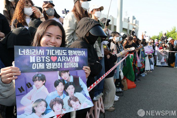 [연천=뉴스핌] 김학선 기자 = 방탄소년단(BTS)의 지민과 정국이 전역하는 11일 오전 경기도 연천군 연천공설운동장에서 아미(방탄소년단 팬덤명)들이 두 사람을 응원하고 있다. 2025.06.11 yooksa@newspim.com