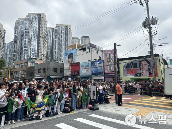 [서울=뉴스핌] 이지은 기자 = 방탄소년단 RM과 뷔의 전역을 축하하기 위해 서울 용산구 하이브 사옥에 모인 팬덤 아미. 2025.06.10 alice09@newspim.com