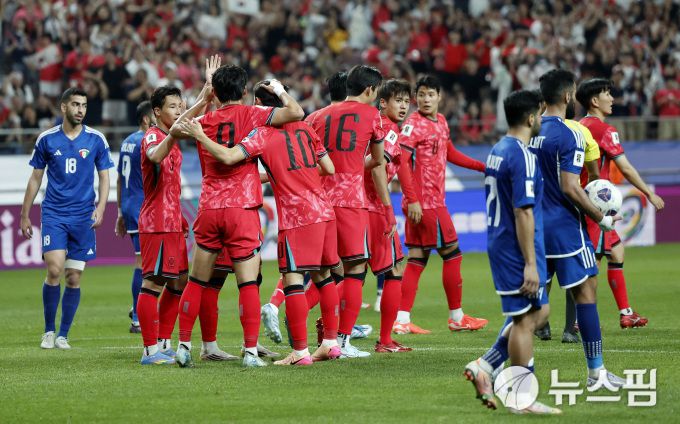 [서울 로이터=뉴스핌] 손지호 인턴기자 = 이재성이(10번) 10일 북중미 월드컵 아시아 3차 예선 B조 10차전 홈 경기에서 팀의 네 번째 골을 넣고 동료들과 기뻐하고 있다. 2025.06.10 thswlgh50@newspim.com