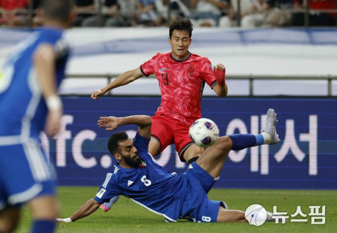 [서울 로이터=뉴스핌] 손지호 인턴기자 = 이태석이 10일 북중미 월드컵 아시아 3차 예선 B조 10차전 홈 경기에서 공격을 시도하고 있다. 2025.06.10 thswlgh50@newspim.com