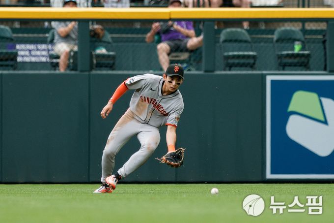 [덴버 로이터=뉴스핌] 손지호 인턴기자 = 11일(한국시간) 미국 콜로라도주 덴버 쿠어스필드에서 열리는 콜로라도와의 원정 경기에서 1번 중견수로 선발 출전한 이정후가 수비를 하고 있다. 2025.06.11 thswlgh50@newspim.com