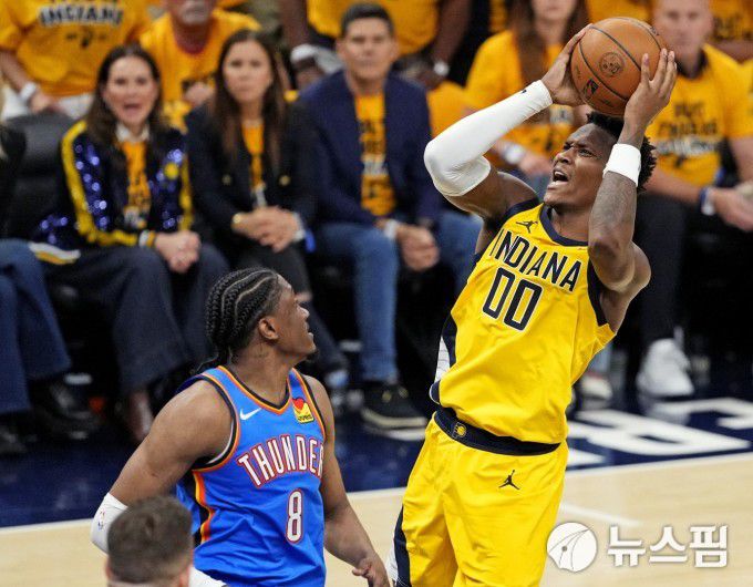 [인디애나폴리스 로이터 =뉴스핌] 박상욱 기자 = 매서린이 12일 NBA 파이널 3차전 4쿼터 경기 중  슛하고 있다. 2025.6.12 psoq1337@newspim.com