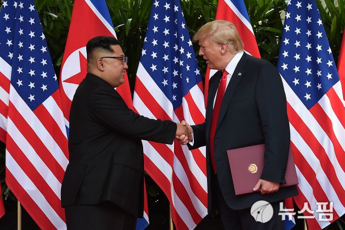 [사진=로이터 뉴스핌] 김정은 북한 국무위원장과 도널드 트럼프 미국 대통령이 2018년 6월 12일 싱가포르에서 첫번째 북미 정상회담을 갖고 공동성명에 서명한 뒤 악수하고 있다. 2018.6.12