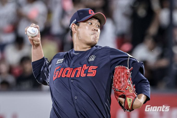 [서울=뉴스핌] 롯데의 선발 나균안이 지난 11일 수원 kt전에서 구원 등판해 공을 던지고 있다. [사진 = 롯데] 2025.06.11 wcn05002@newspim.com