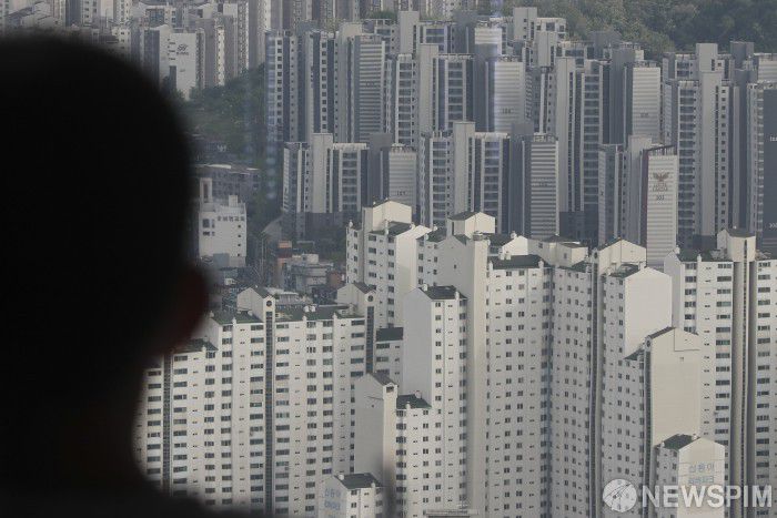 금융당국이 올해 7월 1일 스트레스 DSR 3단계를 시행하겠다고 밝혔다. 사진은 여의도 63 스퀘어 전망대에서 바라본 아파트 단지. [사진=뉴스핌DB]