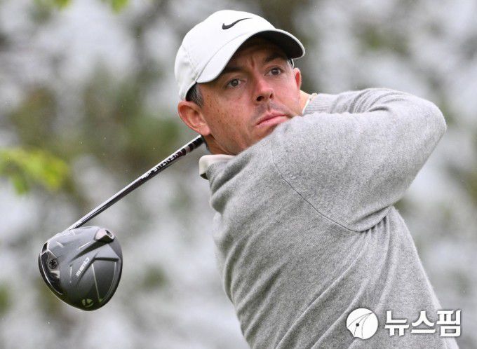 [토론토 로이터 =뉴스핌] 박상욱 기자 = 매킬로이가 지난 6일 PGA 투어 RBC 캐나다 오픈 첫날 3번홀에서 신형 Qi35 드라이버로 티샷하고 있다. 2025.6.6 psoq1337@newspim.com