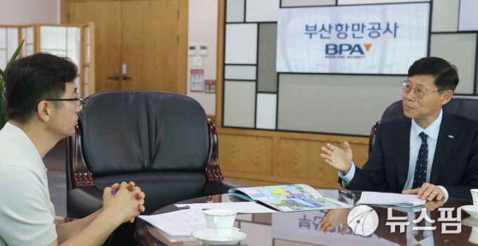 송상근 부산항만공사 사장(오른쪽)이 10일 부산항만공사 집무실에서 <뉴스핌>과 인터뷰를 하고 있다. 2025.06.11 dream@newspim.com