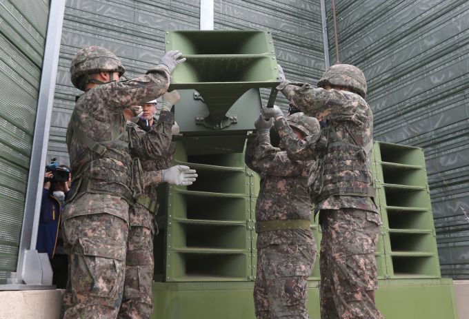 [사진공동취재단] 군 당국이 2018년 5월 1일 오후 경기도 파주 육군 9사단 교하소초에서 임진강변에 설치된 대북 심리전 확성기 방송시설을 철거하고 있다. 2018.05.01