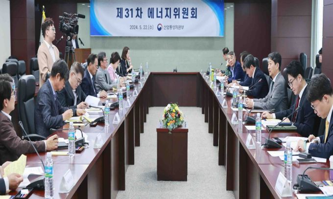 안덕근 산업통상자원부 장관(오른쪽 세번째)이 지난 2024년 5월 22일 서울 종로구 한국무역보험공사에서 열린 '제31차 에너지위원회' 회의에서 '재생에너지 해외진출 지원 방안'을 제시하며 발전업계의 해외진출을 독려하고 있다. [사진=산업통상자원부] 2025.06.12 dream@newspim.com