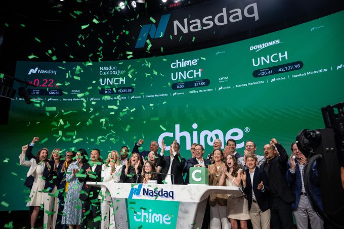 차임파이낸셜 공동창업자 라이언 킹(중앙)과 차임파이낸셜 공동창업자 겸 최고경영자 크리스 브리트(오른쪽 중앙)가 6월12일 미국 뉴욕 나스닥 마켓사이트에서 열린 회사의 기업공개(IPO) 행사에 참석헀다. [사진=블룸버그통신]