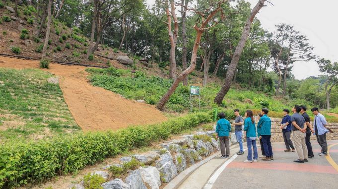 신계용 과천시장과 관계부서 공무원들이 문원동에서 산사태 취약 지역을 점검 중이다. [사진=과천시]
