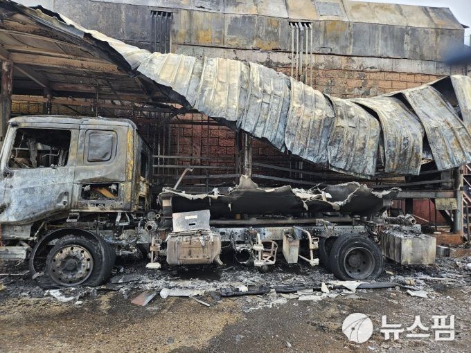 13일 오후 화성특례시 비봉면 양노리에서 탱크로리 차량에서 화재가 발생해 60대 남성이 중상을 입고 병원으로 이송됐다. [사진=경기도소방재난본부]
