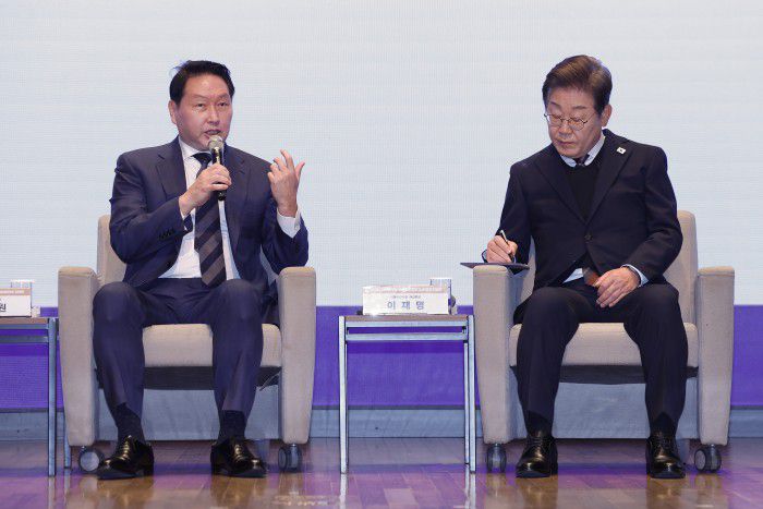 [서울=뉴스핌] 국회사진취재단 = 최태원 대한상공회의소 회장이 8일 서울 중구 대한상공회의소에서 열린 이재명 더불어민주당 대선 후보 초청 경제5단체 간담회에서 정책 제언을 하고 있다. 2025.05.08 photo@newspim.com