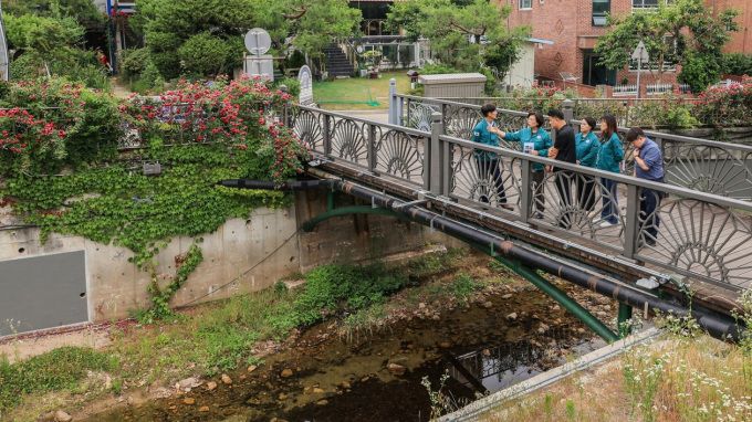 신계용 과천시장과 관계부서 공무원들이 용마골 삼거리천을 점검 중이다. [사진=과천시]