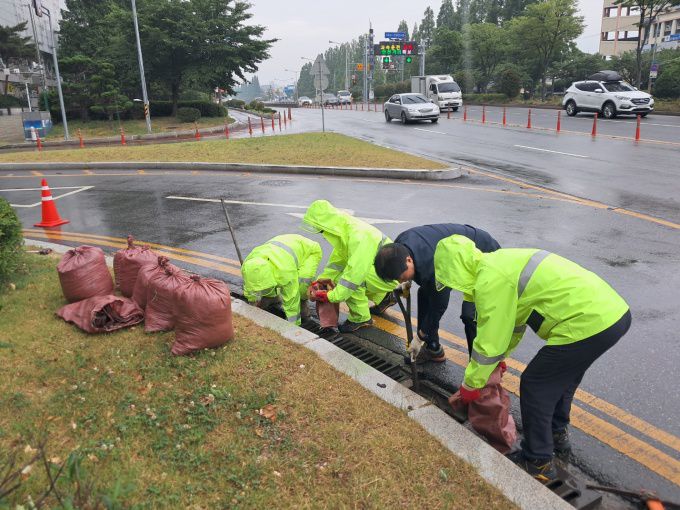 경남 창원시가 13일 여름철 집중호우와 장마에 대비해 상습 침수지역을 중심으로 빗물받이 등 하수도시설물에 대한 집중 점검을 실시하고 있다. [사진=창원시] 2025.06.13