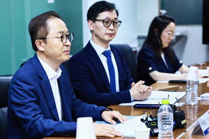 이승렬 산업통상자원부 산업정책실장(왼쪽)이 13일 오후 가전업계 및 협회, 유관기관과 긴급 점검회의를 하고 있다. [사진=산업통상자원부] 2025.06.13 dream@newspim.com