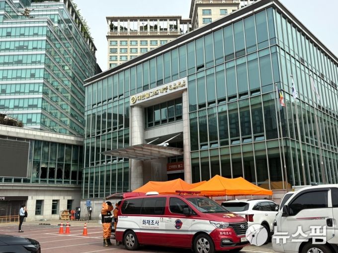 [서울=뉴스핌] 고다연 인턴기자 =  지난 10일 화재가 발생한 조계사 한국불교역사문화기념관에서 13일 합동감식을 진행하고 있다.  2025.06.13 gdy10@newspim.com