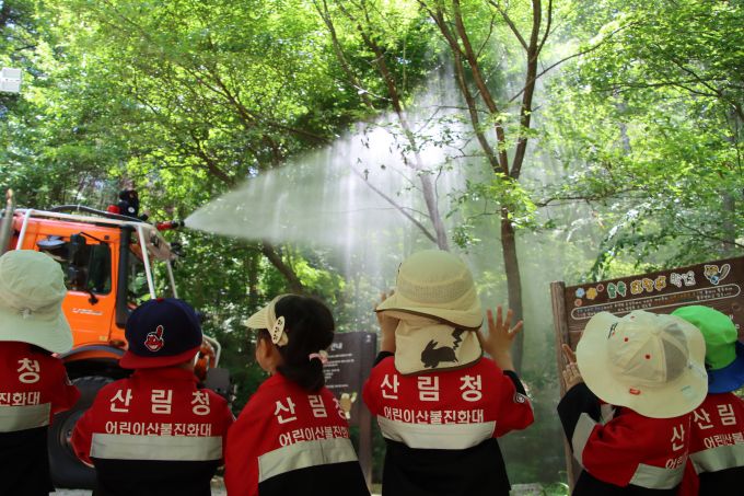 지난 11일 어린이 대상 산불 예방 교육에 참여한 어린이들이 산불 진화체험에 참여하고 있다. [사진=티웨이항공]