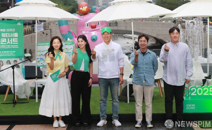 [서울=뉴스핌] 이형석 기자 = 오세훈 서울시장(가운데)이 13일 오후 서울 중구 청계천에서 열린 2025 워터서울 토크콘서트에서 기념촬영을 하고 있다. 왼쪽부터 배우 박진희, 인플루언서 일라이다, 오 시장, 유현준 교수, 김덕원 학생. 2025.06.13 leehs@newspim.com