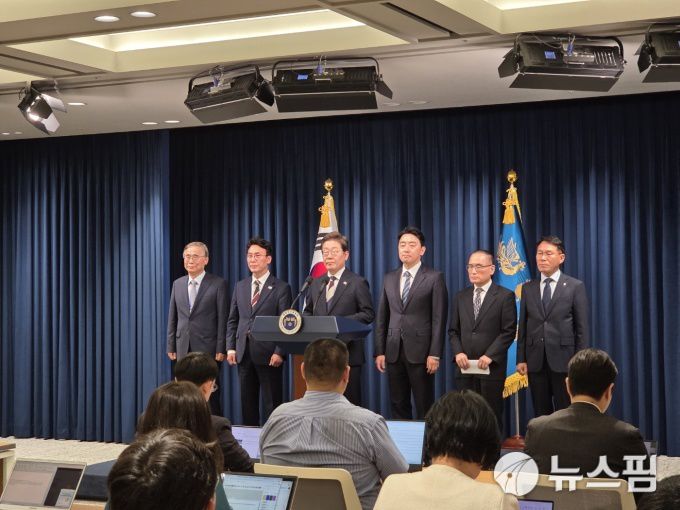 이재명 대통령이 4일 서울 용산구 대통령실 브리핑룸에서 국무총리 후보자, 대통령 비서실장 등 첫 인사를 발표하고 있다. 왼쪽부터 이종석 국정원장 후보자, 김민석 국무총리 후보자, 이 대통령, 강훈식 비서실장, 위성락 안보실장, 황인권 경호처장. 2025.06.04 [사진=이영태 기자]