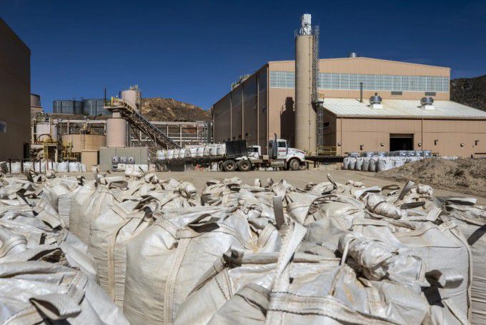 미국 캘리포니아 마운틴패스에 있는 MP머터리얼스 광산에 놓인 희토류 포대 [사진=블룸버그통신]
