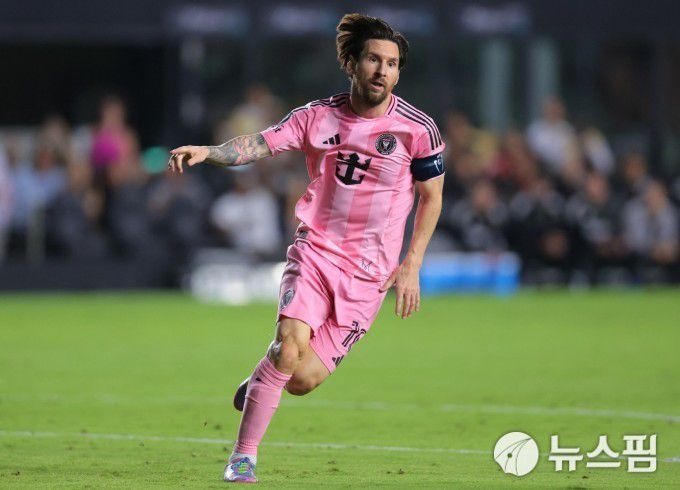 [플로리다 로이터 =뉴스핌] 박상욱 기자 = 메시가 지난 4월 10일 북중미카리브축구연맹 챔피언스컵 8강 2차전에서 자신의 두 번째 골을 넣고 골 셀레브레인션을 하고 있다. 2025.4.10 psoq1337@newspim.com