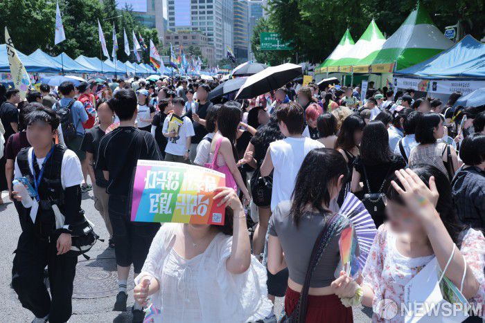 [서울=뉴스핌] 이길동 기자 =14일 서울 종각역 일대에서 열린 2025 제26회 서울퀴어문화축제 행사장이 참가자들로 붐비고 있다.2025.06.14 gdlee@newspim.com