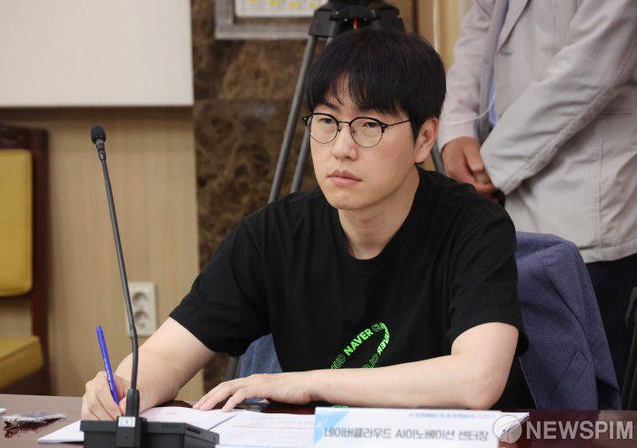 [서울=뉴스핌] 김학선 기자 = 하정우 네이버클라우드 AI이노베이션 센터장이 3일 정부서울청사에서 열린 AI 프라이버시 민·관 정책협의회 전체회의에 참석해 고학수 개인정보보호위원회 위원장의 발언을 듣고 있다. 2024.05.03 yooksa@newspim.com