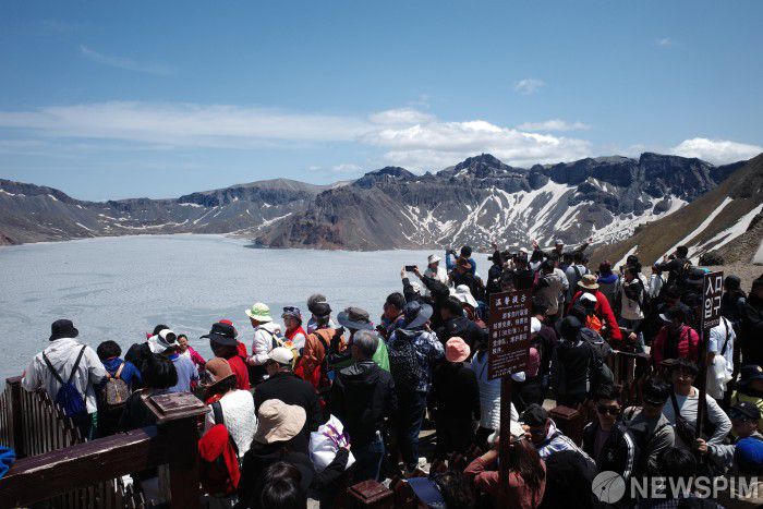 지난 12일 백두산(2,744m) 천지 서파지역에서 관광객들이 백두산을 사진으로 담고 있다. 2025.06.15 choipix16@newspim.com