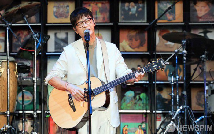 [서울=뉴스핌] 양윤모 기자 = 오승록 노원구청장이 14일 오후 서울 노원구 수락산 스포츠타운 야구장에서 오승록 노원구청장이 참석한 가운데 ‘2025 수락산 선셋음악회’가 개최 됐다. 올해로 3회째를 맞은 수락산 선셋음악회는 수락산을 배경으로 노을의 감성과 음악을 함께 즐길 수 있도록 개최하는 음악회다.  이번 음악회는 ‘김광석 콘서트 – 나의 노래’를 주제로 슈퍼주니어 출신 명품 보컬 ▲규현 ▲동물원 ▲박시환 ▲박학기 ▲장필순 ▲유리상자 ▲자전거탄풍경 등이 참여했다. [사진=노원구청] 2025.06.15 yym58@newspim.com