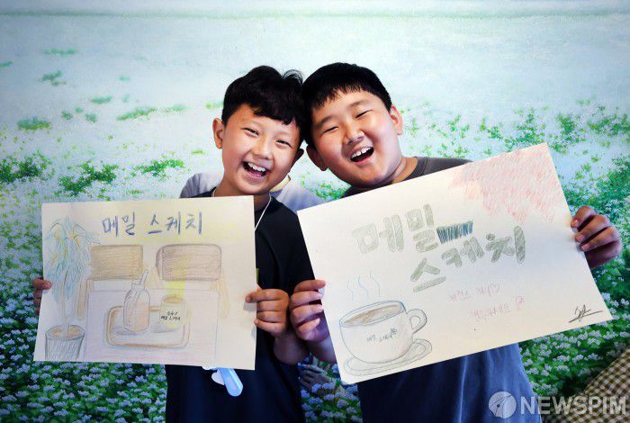 [서울=뉴스핌] 양윤모 기자 = 15일 휴일을 맞아 강원도 평창 봉평에서 열린 '제3회 봉평 오얏나무숲 메밀꽃축제'의 메밀그림그리기에 참가한 어린이들이 자신이 그린 메밀그림을 들어 보이고 있다. '봉평 메밀꽃이 피었습니다' 라는 주제로 열린 이번 축제는 메밀꽃밭 멍때리기, 메밀그림그리기, 메밀꽃밭 콘서트 등 다채로운 프로그램으로 방문객들에게 즐거움을 선사했다. [사진=봉평메밀영농조합] 2025.06.15 yym58@newspim.com