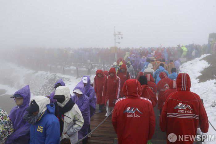 비바람이 몰아치는 지난 11일 백두산(2,744m) 북파 풍경구에서 관광객들이 천지로 이동하고 있다. 2025.06.15 choipix16@newspim.com