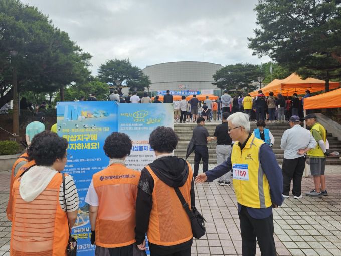 심영섭 강원경자청장을 비롯한 강원경자청 직원들이 지역축제에서 망상지구 투자이민제 등을 홍보하고 있다.[사진=강원경제자유구역청] 2025.06.15 onemoregive@newspim.com