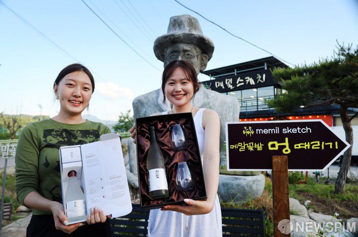 [서울=뉴스핌] 양윤모 기자 = 15일 휴일을 맞아 강원도 평창 봉평에서 열린 '제3회 봉평 오얏나무숲 메밀꽃축제'의 메밀꽃밭에서 멍때리기 대회 수상자들이 상품으로 받은 봉평메밀특산물을 들고 기념사진을 촬영하고 있다. '봉평 메밀꽃이 피었습니다' 라는 주제로 열린 이번 축제는 메밀꽃밭 멍때리기, 메밀그림그리기, 메밀꽃밭 콘서트 등 다채로운 프로그램으로 방문객들에게 즐거움을 선사했다. [사진=봉평메밀영농조합] 2025.06.15 yym58@newspim.com