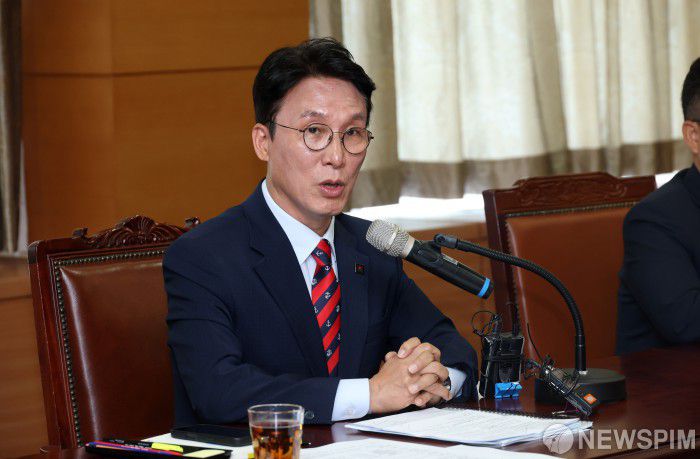 [서울=뉴스핌] 이길동 기자 =  김민석 국무총리 후보자가 13일 서울 종로구 통의동 금융감독연수원에 마련된 청문회 준비 사무실에서 열린 밥상물가 안정을 위한 경청 간담회에서 발언하고 있다.2025.06.13 gdlee@newspim.com