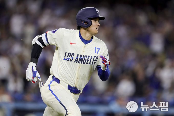 [로스앤젤레스 로이터=뉴스핌] 장환수 스포츠전문기자= LA 다저스 오타니 쇼헤이가 15일 샌프란시코와 홈경기 6회 솔로 홈런을 터뜨린 뒤 다이아몬드를 돌고 있다. 2025.06.15 zangpabo@newspim.com