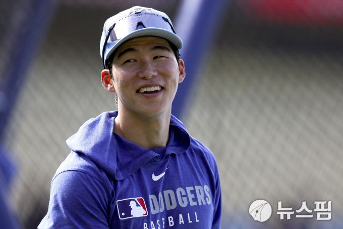 [로스앤젤레스 로이터=뉴스핌] 장환수 스포츠전문기자= LA 다저스 김혜성이 15일 샌프란시스코와 홈경기에서 앞서 열린 타격 훈련 때 활짝 웃고 있다. 2025.06.15 zangpabo@newspim.com
