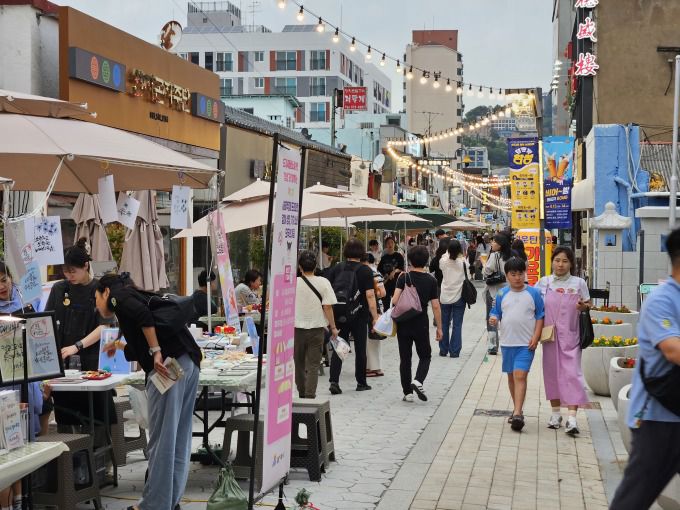 삼척시 대학로 일원에서 펼쳐진 플리마켓.[사진=삼척시] 2025.06.15 onemoregive@newspim.com