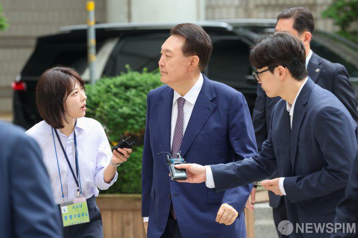 [서울=뉴스핌] 사진공동취재단 = 윤석열 전 대통령이 16일 오전 서울 서초구 서울중앙지방법원에서 열린 내란 우두머리 혐의·직권남용 권리행사 방해 혐의 사건 7차 공판에 출석하고 있다. 2025.06.16 photo@newspim.com