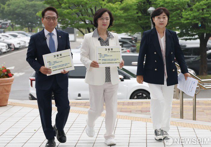 [과천=뉴스핌] 정일구 기자 = 더불어민주당 내란진상조사단 단장 추미애 의원(가운데)과 박선원 의원(왼쪽), 서영교 의원이 16일 오전 경기 과천시 정부과천청사 고위공직자범죄수사처(공수처)에 심우정 검찰총장과 박세현 검찰 비상계엄 특별수사본부장(서울고검장), 수사검사 등을 특수직무유기 혐의로 고발장 접수를 위해 민원실로 이동하고 있다. 2025.06.16 mironj19@newspim.com