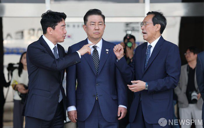 [성남=뉴스핌] 김학선 기자 = 강훈식 대통령 비서실장(왼쪽부터), 김병기 더불어민주당 당대표 직무대행 겸 원내대표, 우상호 정무수석이 16일 오후 경기도 성남 서울공항에서 캐나다에서 열리는 주요7개국(G7) 정상회의 참석차 출국하는 이재명 대통령을 환송하며 대화를 나누고 있다. 2025.06.16 yooksa@newspim.com