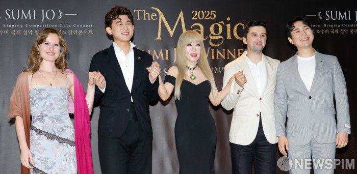 [서울=뉴스핌] 류기찬 인턴기자 = 세계적인 소프라노 조수미가 16일 오후 서울 중구 더플라자호텔에서 열린 2025 조수미 콘서트 'The Magic, Sumi Jo & Winners' 기자간담회에 앞서 제1회 조수미 국제 성악콩쿠르 수상자들과 함께 기념 사진을 촬영하고 있다. 2025.06.16 ryuchan0925@newspim.com