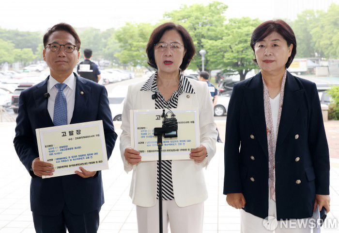 [과천=뉴스핌] 정일구 기자 = 더불어민주당 내란진상조사단 단장 추미애 의원(가운데)과 박선원 의원(왼쪽), 서영교 의원이 16일 오전 경기 과천시 정부과천청사 고위공직자범죄수사처(공수처)에 심우정 검찰총장과 박세현 검찰 비상계엄 특별수사본부장(서울고검장), 수사검사 등을 특수직무유기 혐의로 고발하기에 앞서 기자회견을 갖고 있다. 2025.06.16 mironj19@newspim.com