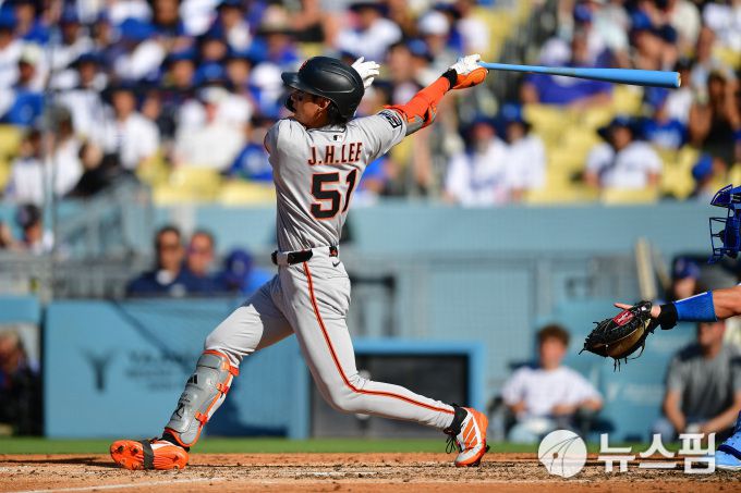 [로스앤젤레스 로이터=뉴스핌] 이정후(샌프란시스코)가 4회 2타점 3루타를 치고 있다. 2025.06.16 wcn05002@newspim.com