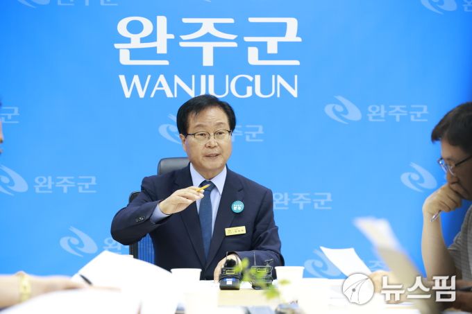 유희태 완주군수가 완주-전주 통합 관련 기자회견을 갖고 있다.[사진=완주군]2025.06.16 gojongwin@newspim.com