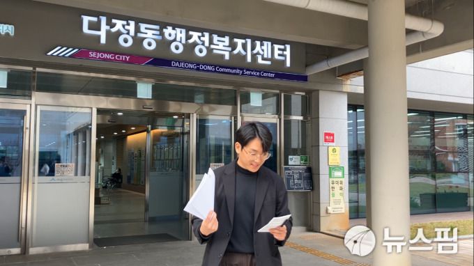 [세종=뉴스핌] 신도경 기자 = 박정재 보건복지부 청년보좌역이 4월 세종시 조치원 보건소를 찾아 전국민 마음투자지원사업 참여를 위해 상담을 받고 있다. 2025.06.15 sdk1991@newspim.com