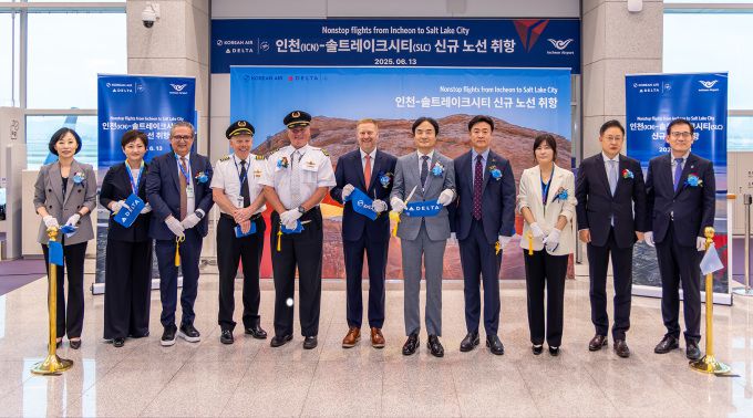 13일 델타항공이 인천국제공항에서 인천-솔트레이크시티 신규 노선 취항식을 진행했다. (왼쪽부터) 주리(Ju Lee) 델타항공 인천국제공항 지점장, 마리코 이사(Mariko Isa) 델타항공 아시아 태평양 공항 필드 디렉터, 아타르 칸(Athar Khan) 델타항공 아시아 태평양 글로벌 세일즈 디렉터, 델타항공 기장, 제프 무마우(Jeff Moomaw) 델타항공 아시아 태평양 부사장, 이상용 인천국제공항공사 신사업본부장, 송기원 대한항공 여객운송부 상무, 조선임 경기도청 관광산업과 국제관광팀장, 김승복 에어코리아 대표, 최장순 대한항공 인천국제공항 부지점장이 참석해 기념 촬영을 하고 있다. [사진=델타항공]