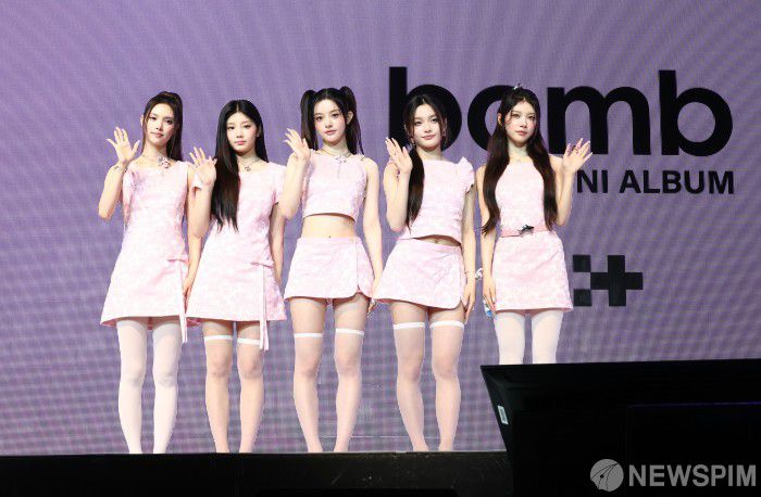 [서울=뉴스핌] 최지환 기자 = 걸그룹 아일릿(ILLIT) 멤버 윤아, 원희, 민주, 이로하, 모카가 16일 오후 서울 광진구 예스24 라이브홀에서 열린 미니 3집 'bomb' 미디어 쇼케이스에서 포즈를 취하고 있다. 새 미니 앨범 'bomb'은 아일릿의 당돌한 매력이 집약된 타이틀곡 '빌려온 고양이'를 비롯해 세상으로 나온 소녀들이 겪는 관계에 대한 이야기를 담은 곡들로 구성됐다. 2025.06.16 choipix16@newspim.com