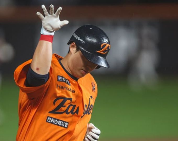 [서울=뉴스핌] 한화의 4번 타자 노시환이 지난 15일 대전 LG와의 경기에서 8회 솔로 홈런을 기록한 뒤 세리머니 하고 있다. [사진 = 한화] 2025.06.16 wcn05002@newspim.com
